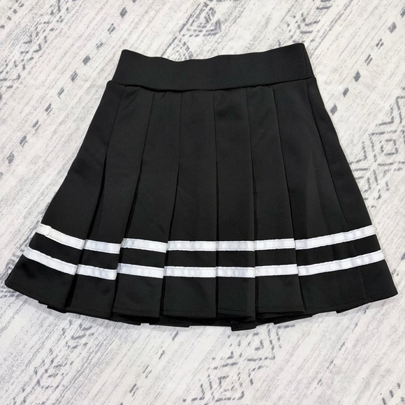 Women’s Classic Black Pleated Mini Skirt White Trim Chic Sporty Flattering Small - Picture 2 of 7